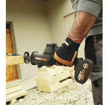 O persoană folosește un ferăstrău electric Worx Nitro pentru a tăia o scândură de lemn.