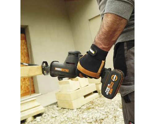 O persoană folosește un ferăstrău electric Worx Nitro pentru a tăia o scândură de lemn.