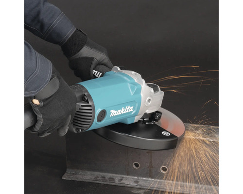 Polizor unghiular Makita în uz cu scântei