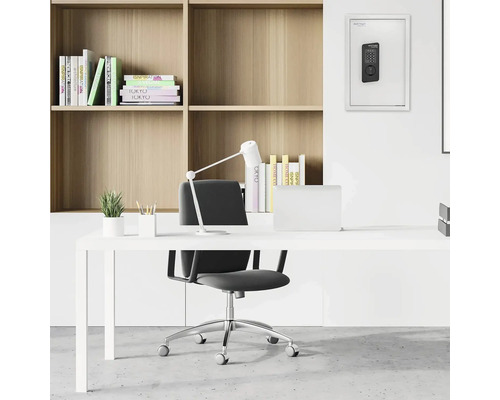 Scenă cu un birou, un scaun de birou și un seif de perete