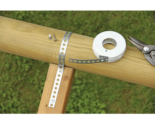 Bandă perforată pentru fixare pe un stâlp de lemn, împreună cu șuruburi și o foarfecă.