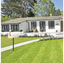 O casă cu gazon îngrijit și o cutie poștală