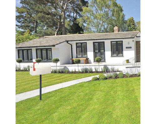 O casă cu gazon îngrijit și o cutie poștală