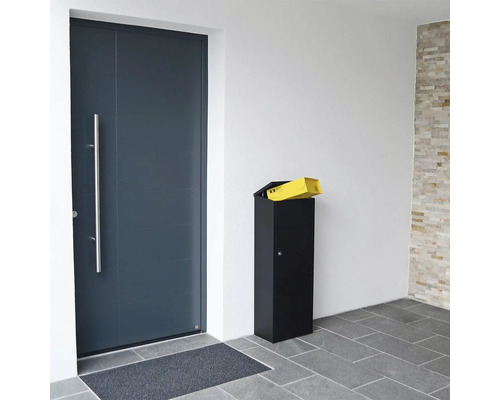 Cutie poștală independentă lângă o ușă de intrare cu o scrisoare deasupra