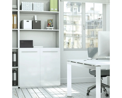 Birou cu birou alb, scaun de birou, raft și fereastră pentru o atmosferă luminoasă și organizată