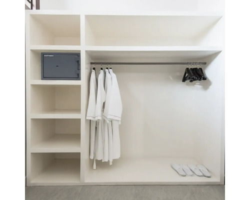 Dulap cu seif, halate de baie, umerașe și papuci de casă