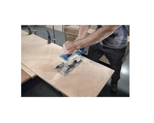 Fierăstrău circular manual cu acumulator în uz pentru tăierea unei scânduri de lemn