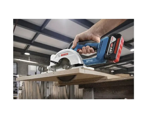 Fierăstrău circular cu acumulator tăind o bucată de lemn