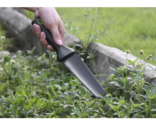 Mână ține cuțit de grădină pentru plivit buruieni.