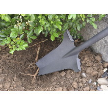 Cazma folosită pentru a scoate pământ și rădăcini în grădină