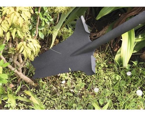 Cazma de grădină cu dinți de ferăstrău în grădină.