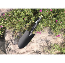 Lopată de grădină din metal cu mâner din plastic pe piatră