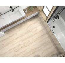 Baie luminoasă cu chiuvetă, cadă și plăci de podea cu aspect de lemn