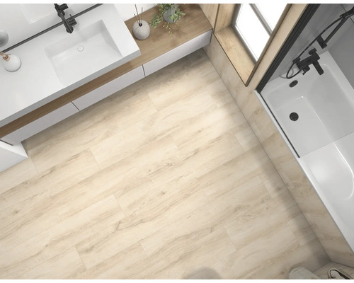Baie luminoasă cu chiuvetă, cadă și plăci de podea cu aspect de lemn