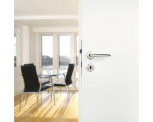 Ușă interioară albă deschisă cu mâner metalic