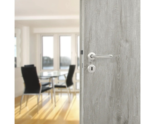 Ușă de interior cu mâner și încuietoare într-o sufragerie luminoasă