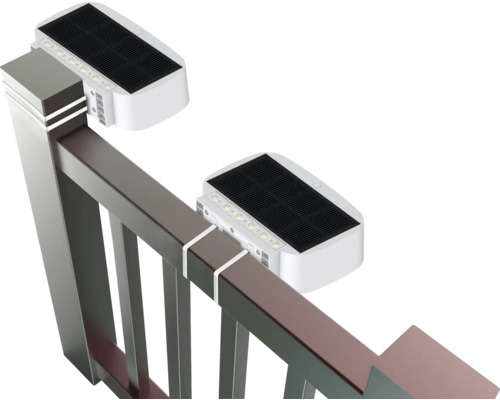 Două lămpi solare atașate la un gard