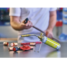 Lampă de lipit cu țevi de cupru și tăietor de țevi pe un banc de lucru