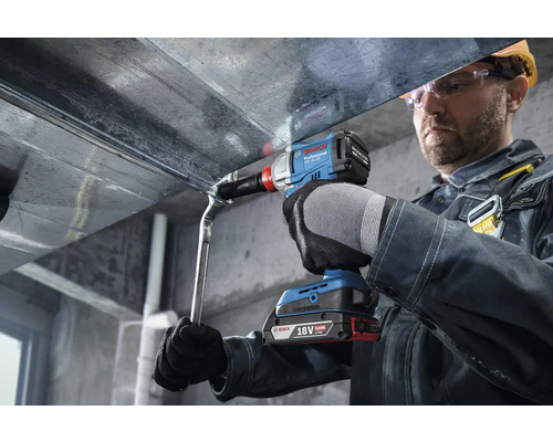 Un meșter fixează o componentă cu o șurubelniță cu impact cu acumulator de la Bosch.