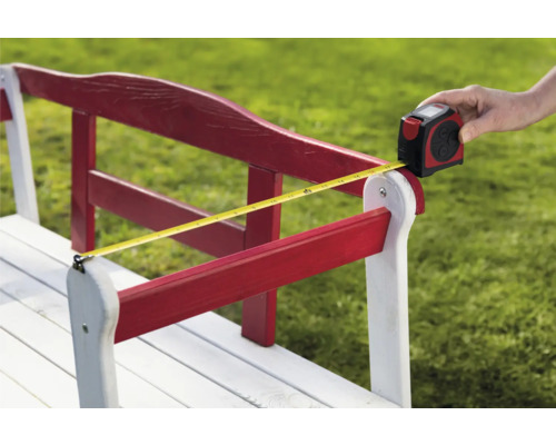 Banca este măsurată cu un instrument de măsură.