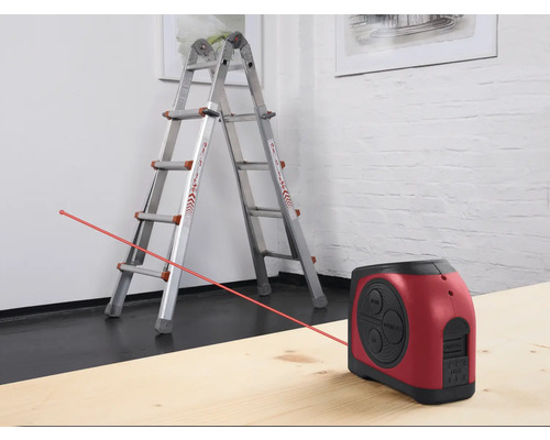 Scară multifuncțională din aluminiu și laser liniar pe o suprafață din lemn