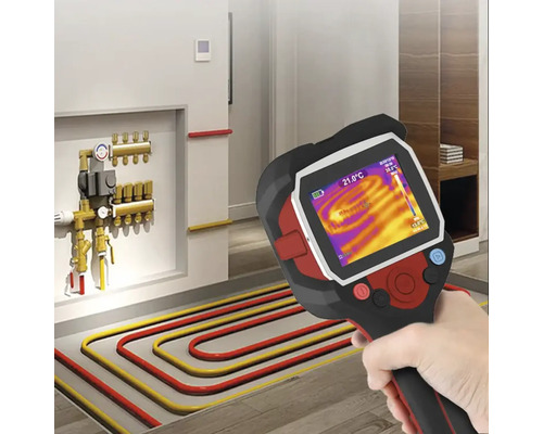 Mână cu cameră termică pentru măsurarea temperaturii unei încălziri prin pardoseală