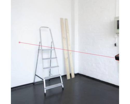 Vedere a camerei cu telemetru laser pentru măsurarea distanțelor, în fundal o scară și două scânduri de lemn