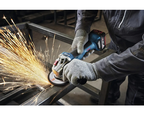 Polizor unghiular cu acumulator în funcțiune cu scântei