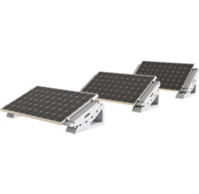 Trei panouri solare cu suporturi de montaj pentru instalație solară