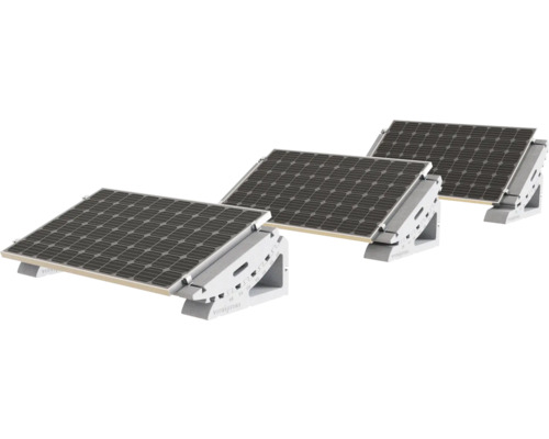 Trei panouri solare cu suporturi de montaj pentru instalație solară