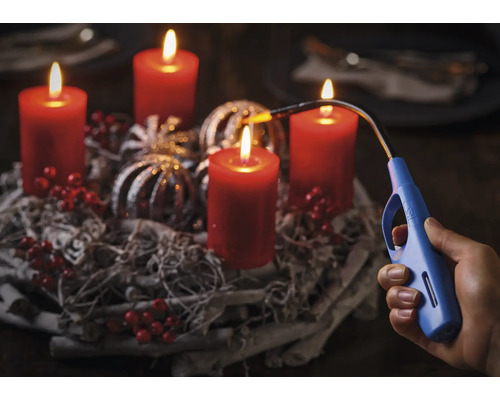 Coroană de advent cu patru lumânări aprinse și o brichetă cu tijă într-o mână