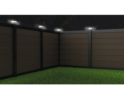 Gard din lemn cu iluminare integrată în grădină