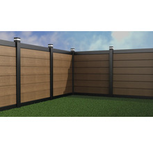 Gard din lemn cu stâlpi negri în grădină