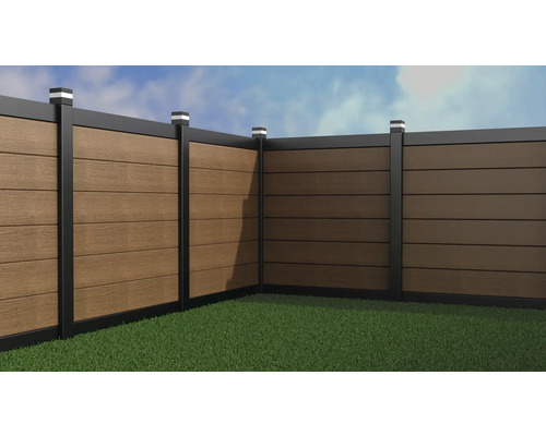 Gard din lemn cu stâlpi negri în grădină