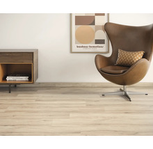 Interior cu parchet laminat, fotoliu și măsuță laterală