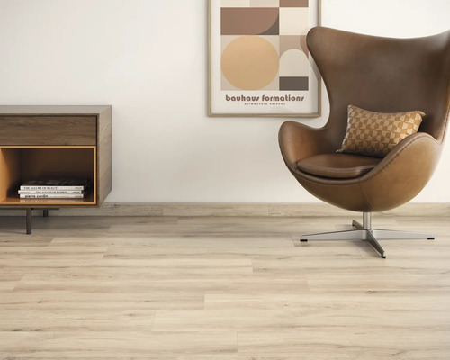 Interior cu parchet laminat, fotoliu și măsuță laterală