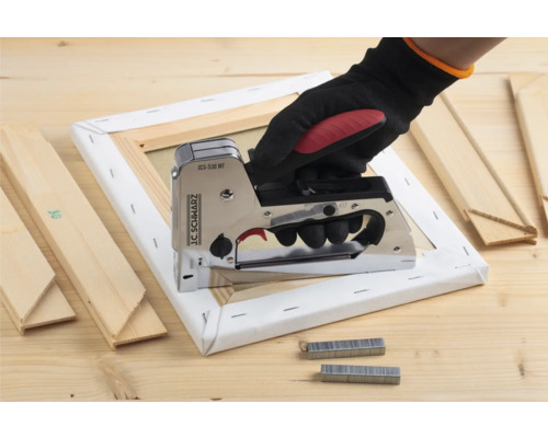 Mână cu capsator pe șasiul pânzei