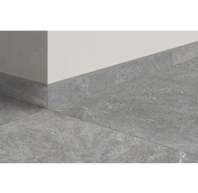 Gresie de podea gri și plinte pe un perete