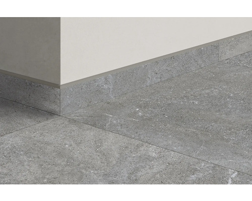 Gresie de podea gri și plinte pe un perete