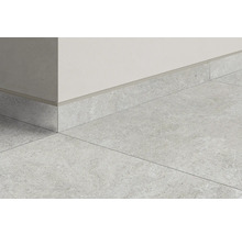 Montarea plăcilor de podea și a plăcilor de plintă pe un perete