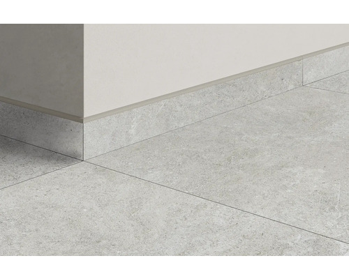 Montarea plăcilor de podea și a plăcilor de plintă pe un perete