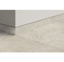 Prim-plan cu gresie și plinte în interior