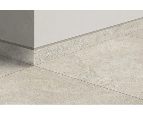 Prim-plan cu gresie și plinte în interior