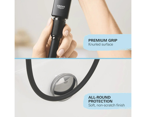 Prim-plan cu o mână care ține o pară de duș cu o suprafață zimțată, împreună cu un furtun flexibil și Logo Grohe.