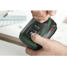 Prim-plan cu o persoană care ajustează setările de viteză ale unei șurubelnițe cu acumulator Bosch.