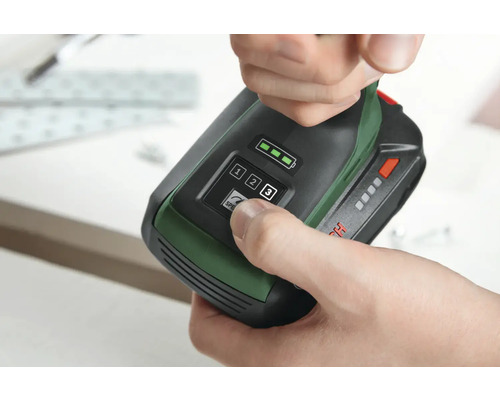 Prim-plan cu o persoană care ajustează setările de viteză ale unei șurubelnițe cu acumulator Bosch.