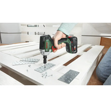 O persoană folosește o șurubelniță cu impact cu acumulator pentru a atașa plăci metalice la un palet cu șuruburi. Logo Bosch.