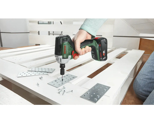 O persoană folosește o șurubelniță cu impact cu acumulator pentru a atașa plăci metalice la un palet cu șuruburi. Logo Bosch.