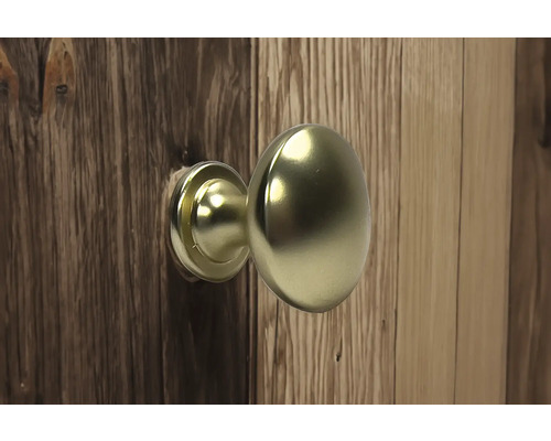 Buton metalic de ușă pe ușă din lemn