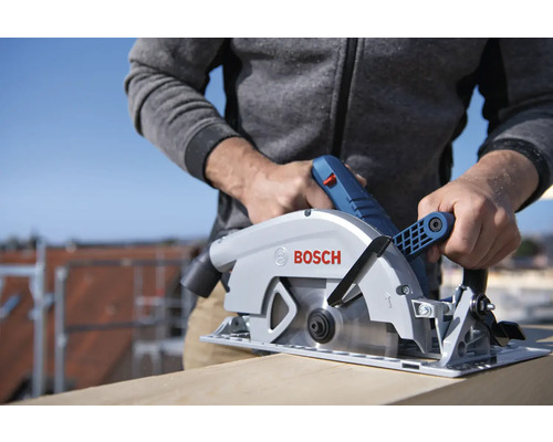 Bărbat taie scândură de lemn cu un ferăstrău vertical Bosch